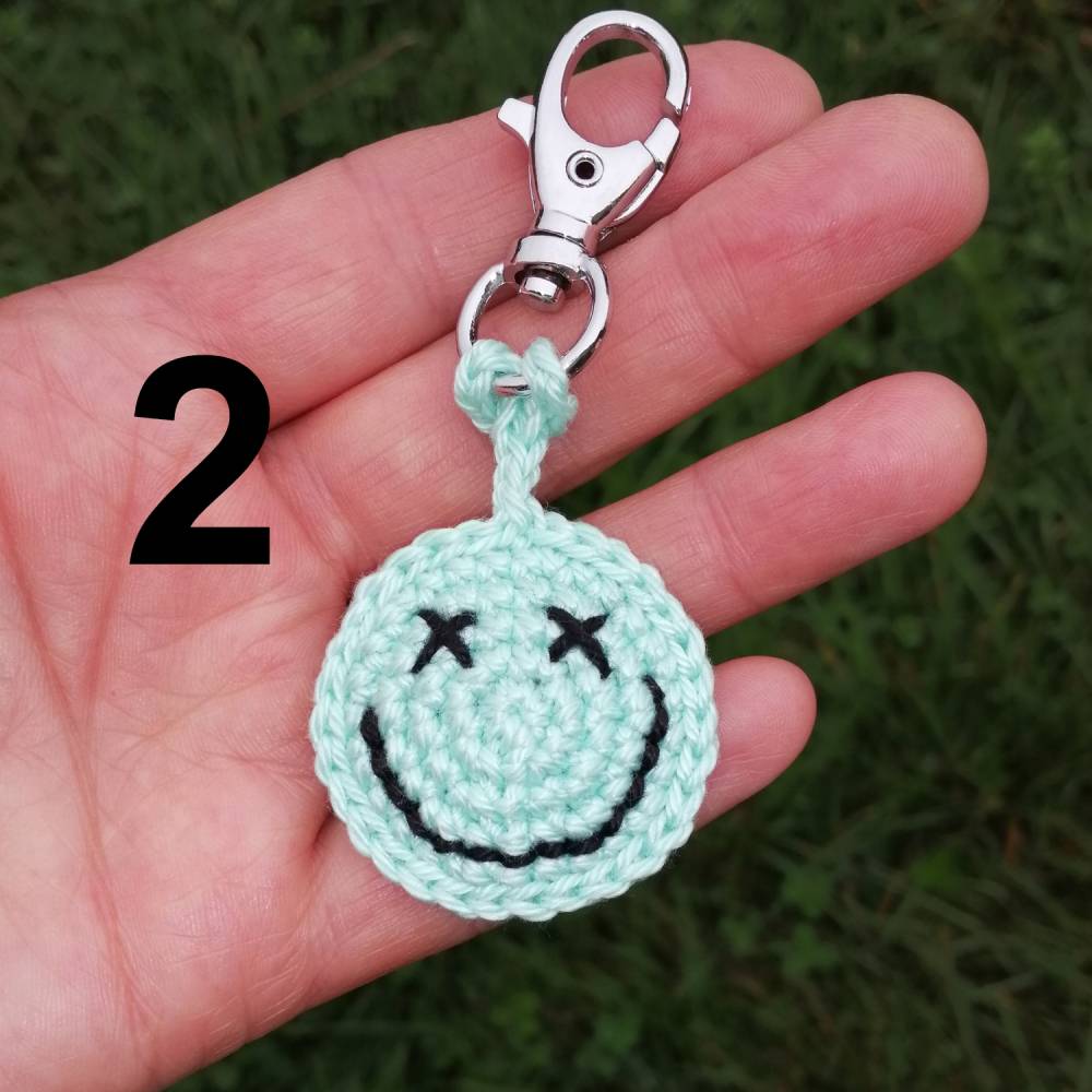 Schlüsselanhänger Taschenbaumler Lächle aus Baumwolle gehäkelt mit Karabiner Bild 3