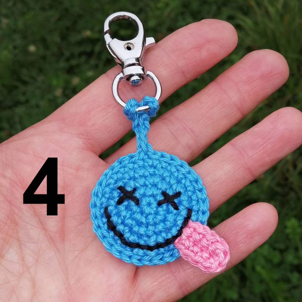 Schlüsselanhänger Taschenbaumler Lächle aus Baumwolle gehäkelt mit Karabiner Bild 5