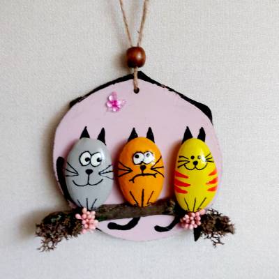 Deko Steinbild auf Baumscheibe drei Katzen 9,5 cm Durchmesser