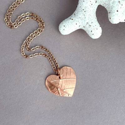 Herz Anhänger mit BLATT Struktur, Blatt von der Linde, geprägter Kupferschmuck mit Halskette