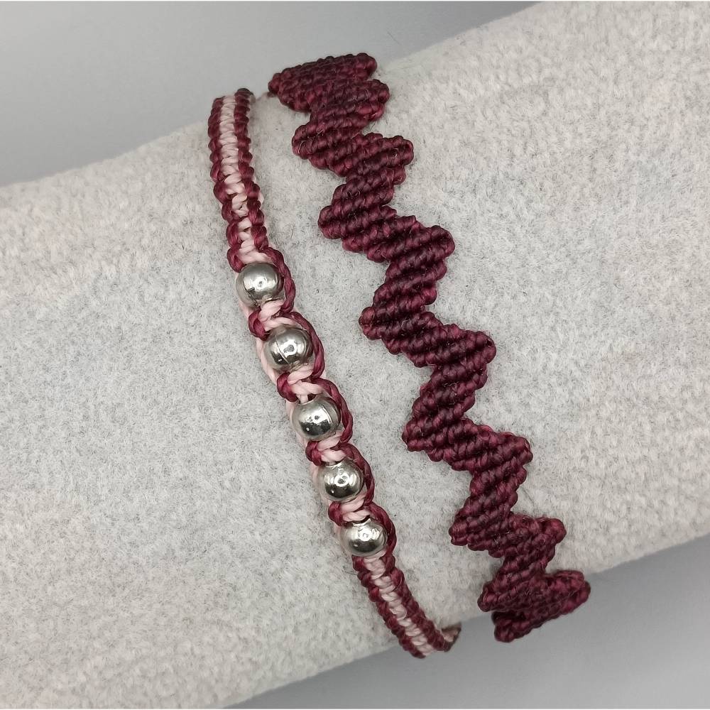 Makramee Armband 2in1 in bordeaux mit silberfarbenen Metallperlen Bild 1