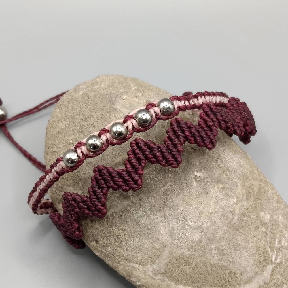 Makramee Armband 2in1 in bordeaux mit silberfarbenen Metallperlen Bild 2