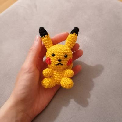 Pokemon Pikachu gehäkelt als Kuscheltier, Spielzeug, Fanartikel und Anhänger