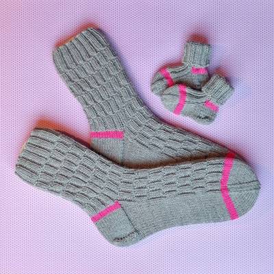 Papasocken Größe 42-44 samt Babysocken mit Grafikmuster und farbigen Streifen gestrickt