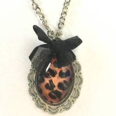 Halskette mit Anhänger Animal-Print und schwarzer Schleife