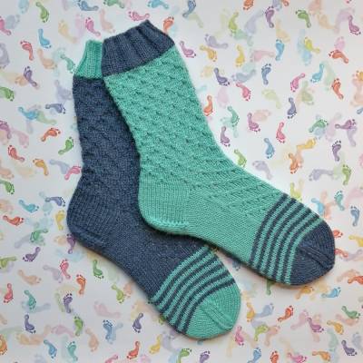 Socken Größe 40-41 mit hübschen Strukturmuster und Ringel und mal anders gestrickt