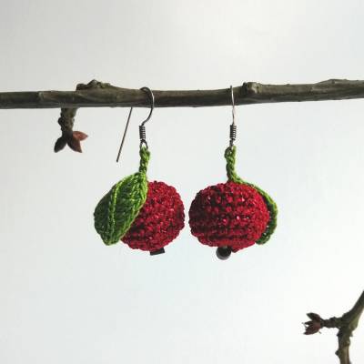 Ohrringe Apfel rot glitzernd mit Blatt sehr fein aus Baumwolle gehäkelt mit Silber-Ohrhaken