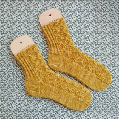 Socken Größe 40-41 aus melierter Naturwolle plastikfrei mit feinem Rebenmuster gestrickt
