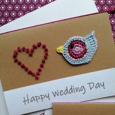 Hochzeitskarte Vögelchen gehäkelt und Herz gestickt mit Wunschtext