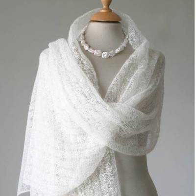 Zarter Brautschal aus Kid-Mohair in Ivory, sommerliche Hochzeit-Stola, duftiges Tuch