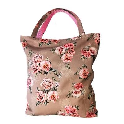 Einkaufstasche mit Rosenbouquets auf taupefarbenem Baumwollstoff – handmade & stabil