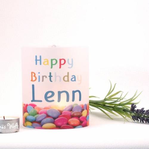 DIY personalisiertes Windlicht zum Geburtstag mit Namen Happy Birthday bunt Schokolinsen Lichthülle zur Tischdekoration