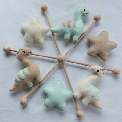 Baby Mobile mit Dinosaurier und Sternchen aus Filz - Geschenk zur Geburt - andere Farben möglich 