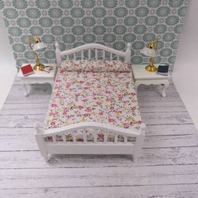 Miniatur Bett mit Matratze & Nachttischen für Puppenhaus, Dekoration & Basteln, Maßstab 1:12, Holz weiß