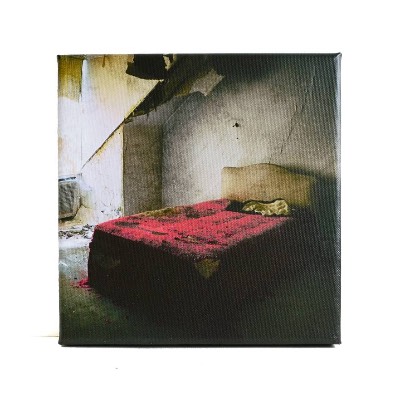 Leinwand Lost Place Schlafzimmer – Rote Zudecke – Düsteres Wandbild 20×20 cm