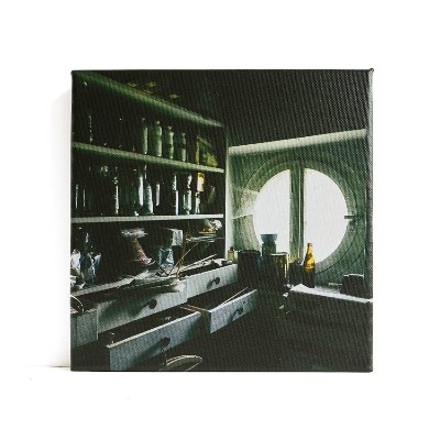 Leinwand Lost Place Speisekammer – Rundes Fenster mit Spinnweben 20×20 cm