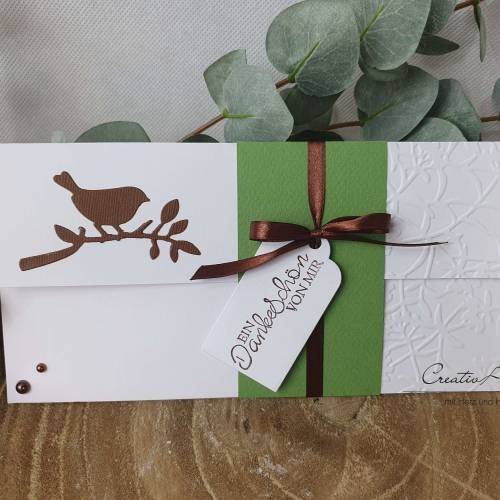 Gutscheinkarte zum Geburtstag - Weiß-Grün-Braun mit Banderole, Vögelchem - Männergeschenk