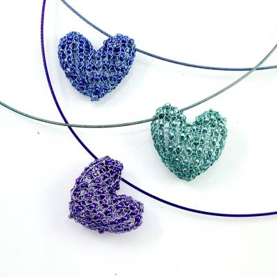 Halsreif/Band mit gestricktem "HERZ" aus farbigem Kupferdraht mit eingestrickten Rocailles oder Kristallen - Far