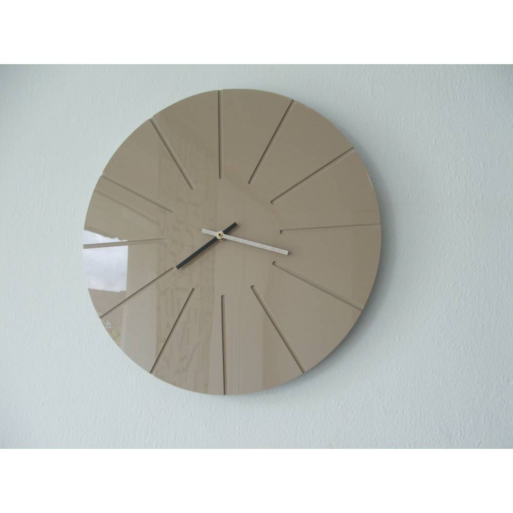 Design-Wanduhr mit Strahlen-Dekor, Grau oder Beige