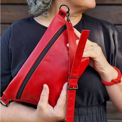 Rote Gürteltasche, rote Bauchtasche, langlebige Ledertasche aus vegetabil gegerbtem Leder