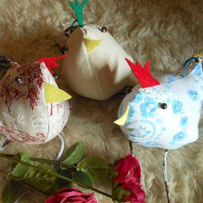 Osterhuhn Kantenhocker Frühlingsdeko – Handgemachtes Huhn aus Baumwolle & Filz, 20x11x11cm