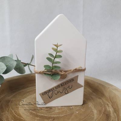 Handgemachtes Haus aus Beton, dekoriert mit Eukalypthus, Midi