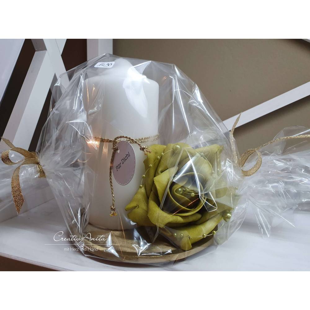 Kerze mit goldenem Kerzenteller - dekoriert mit Rose