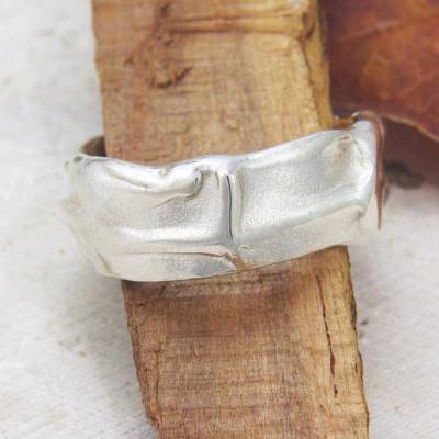 Ungewöhnlicher Ring aus Silber mit strukturierter Oberfläche