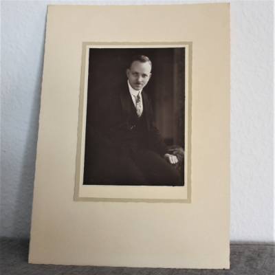 altes Porträt Foto fescher junger Mann
