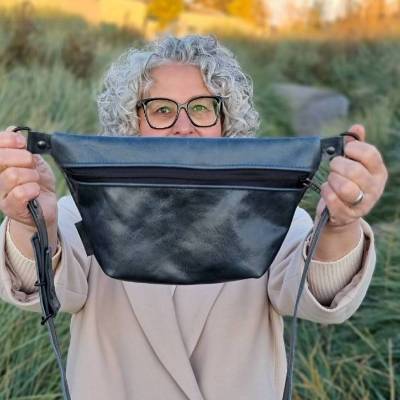 Gürteltasche , Bauchtasche, langlebige Ledertasche aus vegetabil gegerbtem Leder mit leichtem Wachsfinish in dunkelblau