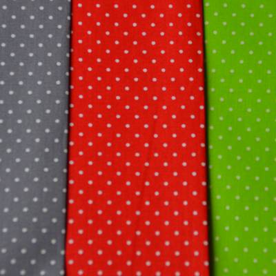 Baumwollstoff mit kleinen Tupfen rot kiwi grau 50 x 150 cm 