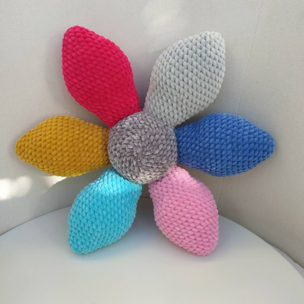 Handgefertigtes Kissen * Zierkissen * Dekokissen * in Blumenform, gehäkelt