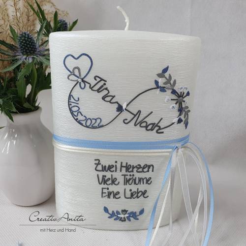 Hochzeitskerze in Perlmutt-Weiß - oval - mit Unendlichkeitszeichen, Herzen und Blättern in grau-blau-weiß - personalisie