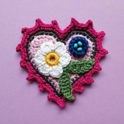 Button Herz mit Blümchen Applikation zum Aufnähen aus Baumwolle gehäkelt
