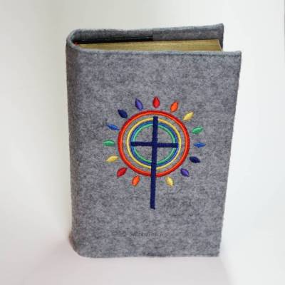 Gotteslobhülle, Filz, grau, bestickt mit blauem Kreuz, bunten Stahlen, wie ein Regenbogen, wie eine Blume