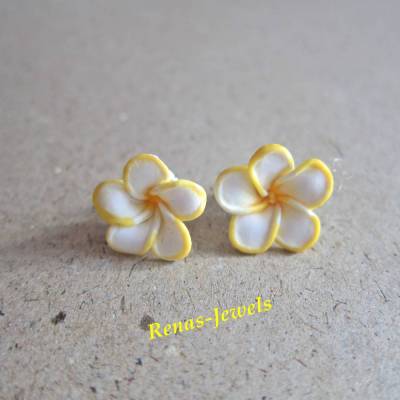 Blumen Ohrstecker weiß gelb – handgemachte Blume Ohrringe aus Polymer Clay