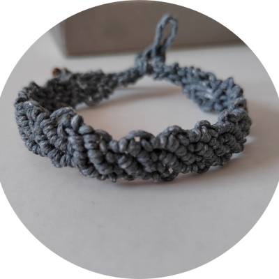 Handgefertigtes Macramee Armband – Grau, verstellbar, Unikat, Geschenkidee