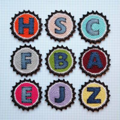 Button Buchstabe Monogramm Applikation zum Aufnähen aus Baumwolle gehäkelt Jeans-Upcycling
