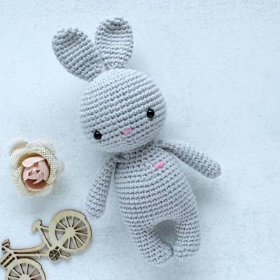 Handgemachter Häkelhase Mini hellgrau – Kuscheltier aus Baumwolle – Osterhase