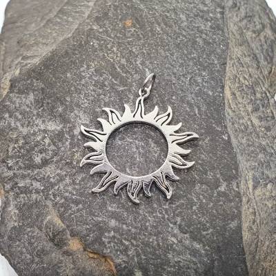 Edelstahl Kettenanhänger Sonne – moderner Sonnenschmuck in Silber