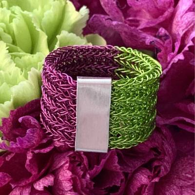 doppelt gestrickter BICOLOR RING aus maigrünem und fuchsiafarbenem Kupferdraht mit Aluminium-Slider
