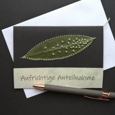 Beileidskarte mit besticktem echtem Blatt ein Zeichen der Vergänglichkeit mit Wunschtext