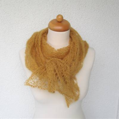 Strickschal Lacetuch aus Seide Mohair handgestrickt in ocker senf mit Häkelblume als Anstecker