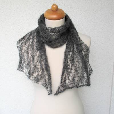 Strickschal Lacetuch aus Seide Mohair handgestrickt in anthrazit grau mit Häkelblume als Anstecker
