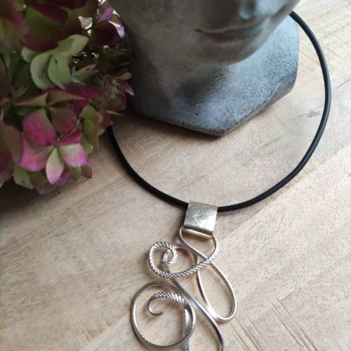 Drahtjuwel, Aluminiumdraht Anhänger, Aluminiumdrahtschmuck, Anhänger barock Schleife, Anhänger Alu, Kautschukband Anhäng