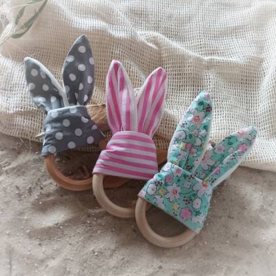 Türkis mit Blümchen Häschen/ Hasen Greifling mit Ring aus Buchenholz