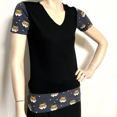 weich fließendes Shirt mit 1/2-Arm, aus schwarzem Viskose-Jersey mit Streifen+Ärmeln aus buntem Baumwoll-Jersey, Gr. S