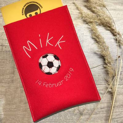 U-Hefthülle bestickt mit Fussball / Steckhülle mit Impfpassfach / personalisierbar / aus Wollfilz / Farbwahl