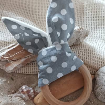 Grau mit weißen Punkten Häschen/ Hasen Greifling mit Ring aus Buchenholz