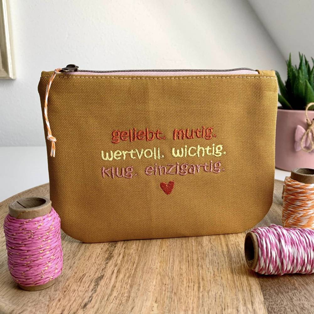 Stickdatei "Geliebt. Mutig." 10x10 und 13x18 für die Stickmaschine Affirmation mit Herz Bild 1
